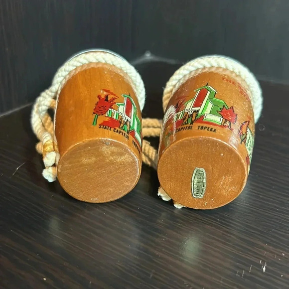 Vintage Set Of Wood Bongos From Kansas W/ Capitol Scene Salt & Pepper Shakers - Picture 8 of 8